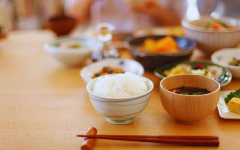 和食のテーブルセッティング。正しい配膳の仕方や基本的な食器を解説します。