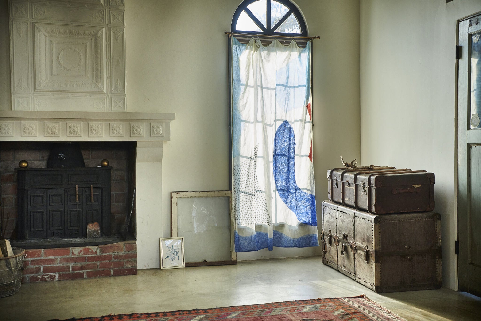 部屋が明るくなるカーテンの選び方。アートで光をデザインするコツ