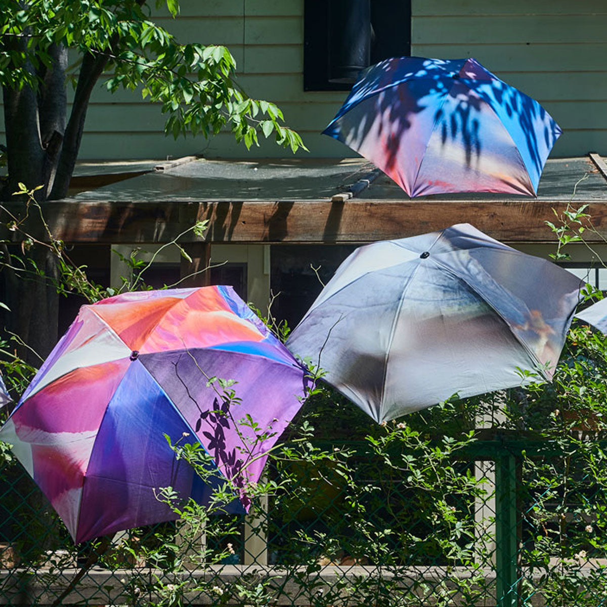 雨の日こそ、アートを纏う。梅雨を軽やかに彩る大人の上質コーデ術
