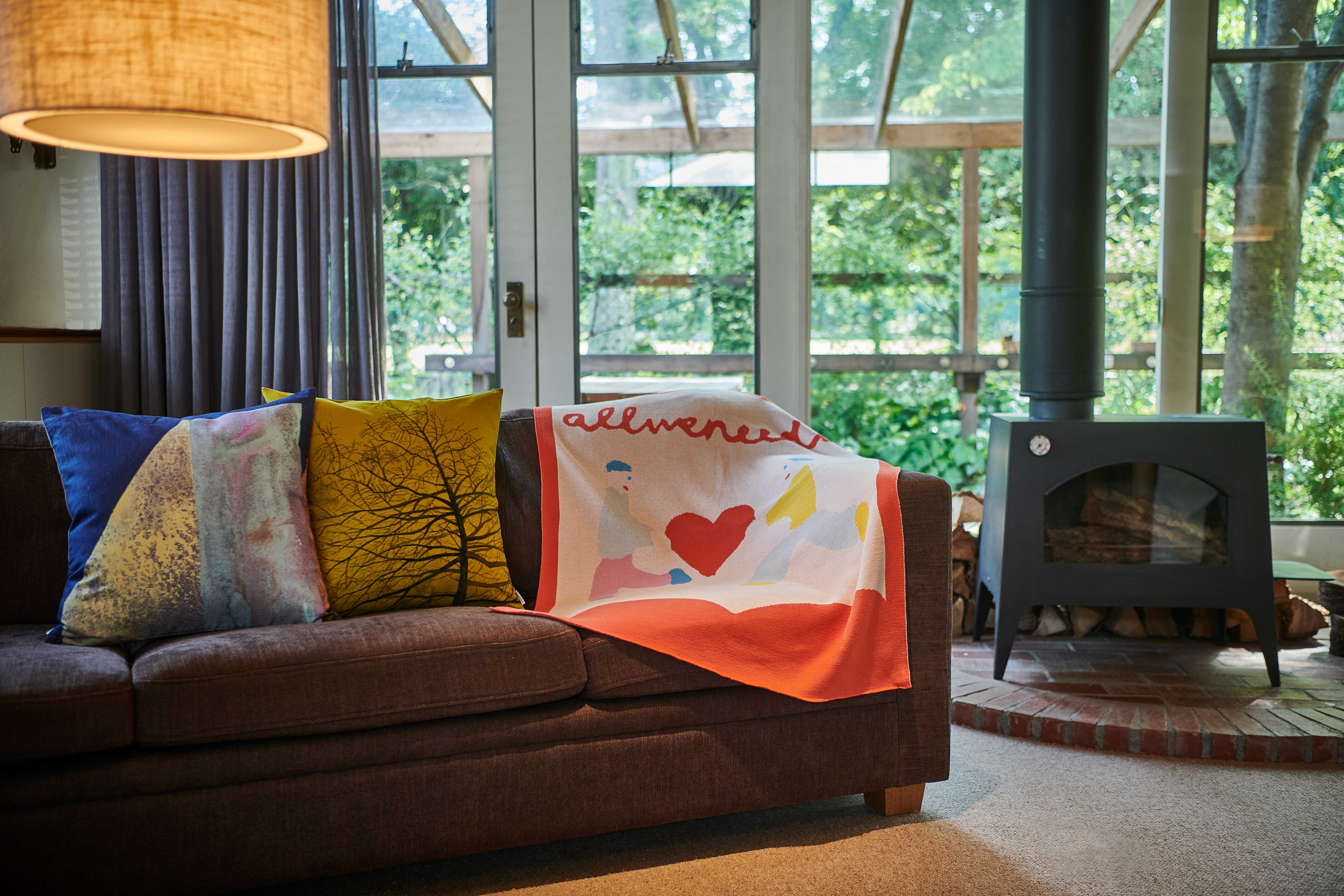 手ざわりいいをひざ掛けを探しているならFAVORRICのアートブランケットがおすすめ!