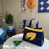 ニットバッグ | チェックのブランケットの上の猫