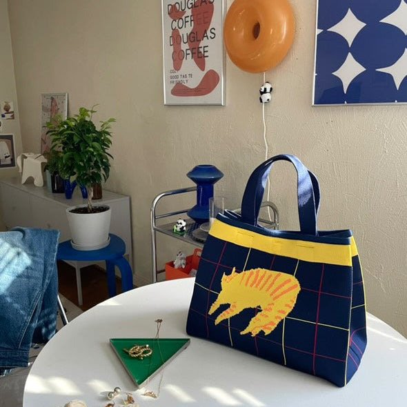 ニットバッグ | チェックのブランケットの上の猫