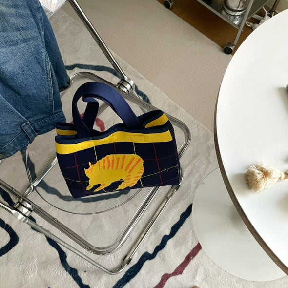 ニットバッグ | チェックのブランケットの上の猫