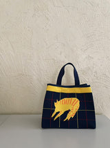 ニットバッグ | チェックのブランケットの上の猫