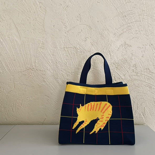 ニットバッグ | チェックのブランケットの上の猫