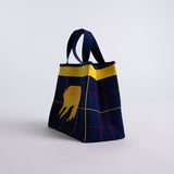 ニットバッグ | チェックのブランケットの上の猫