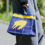 ニットバッグ | チェックのブランケットの上の猫