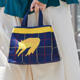 ニットバッグ | チェックのブランケットの上の猫