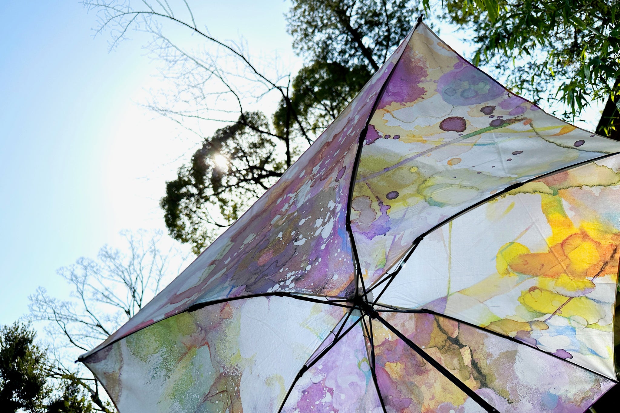 日傘はいつから使う？3月から始める新常識と、雨の日も彩るアートな一本