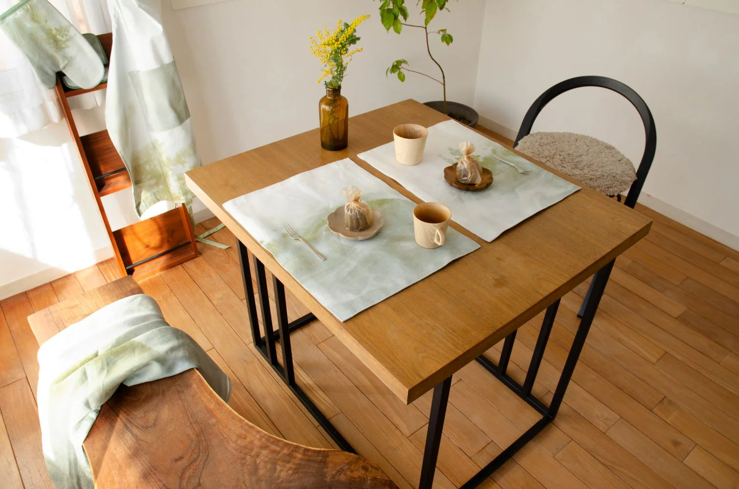 ダイニング・テーブルの選び方。長く大切に使うための選び方のコツを紹介します