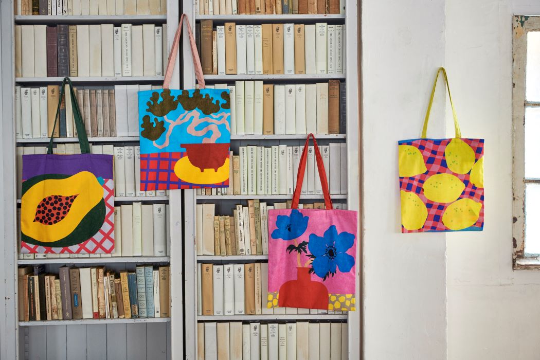 センスが光るトートバッグのプレゼント！大人女性に贈るアートな逸品