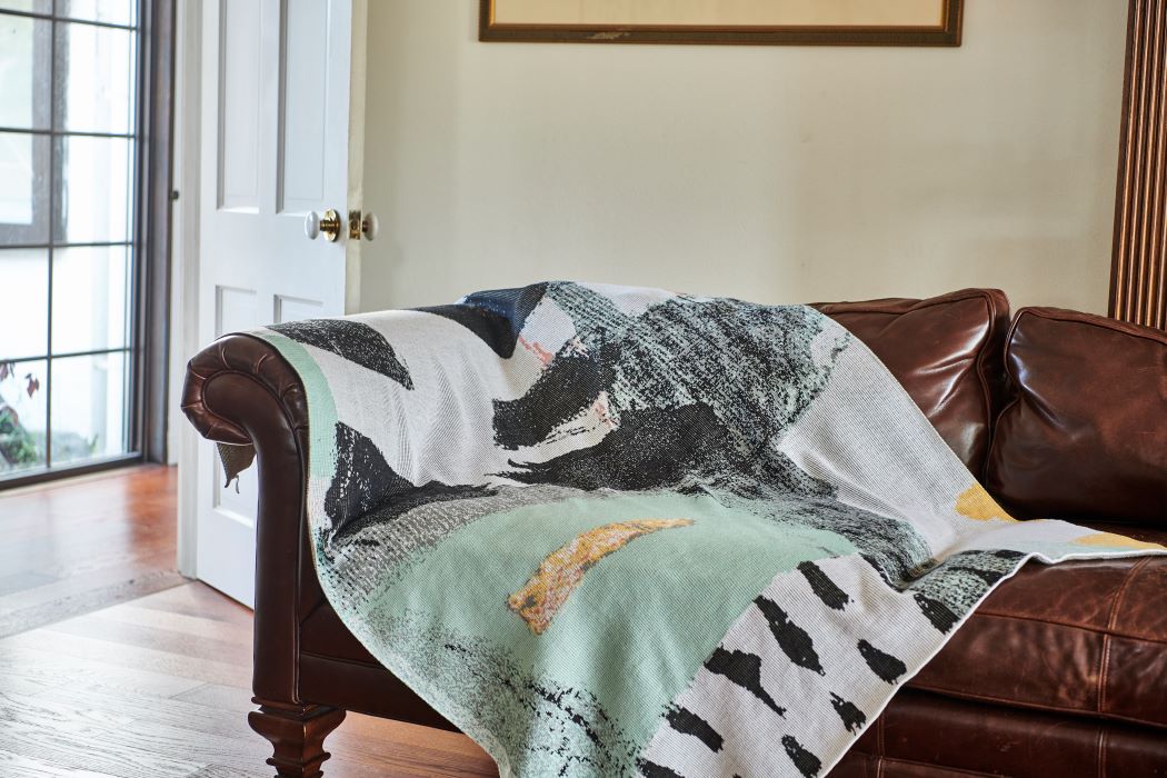 北欧インテリアを格上げするブランケット10選。アートと暮らす至福の1枚を。