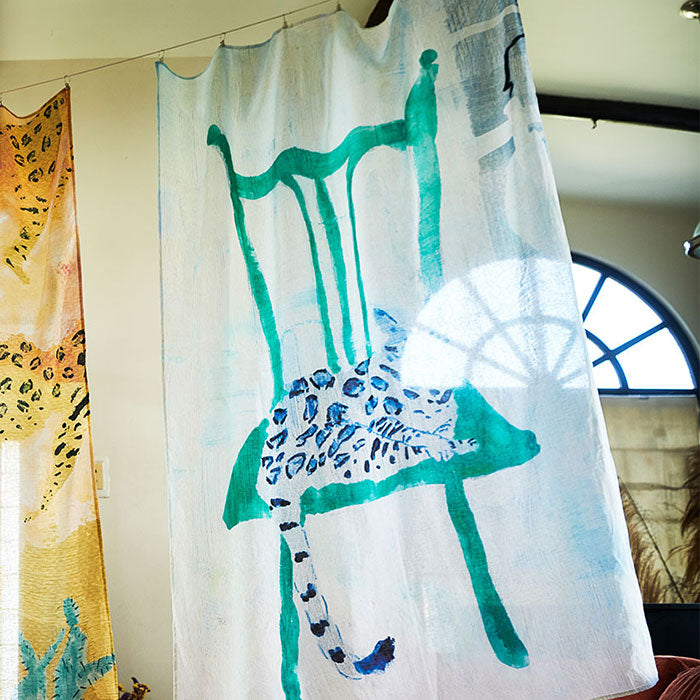 麻のマルチクロス | 部屋でくつろぐベンガル猫