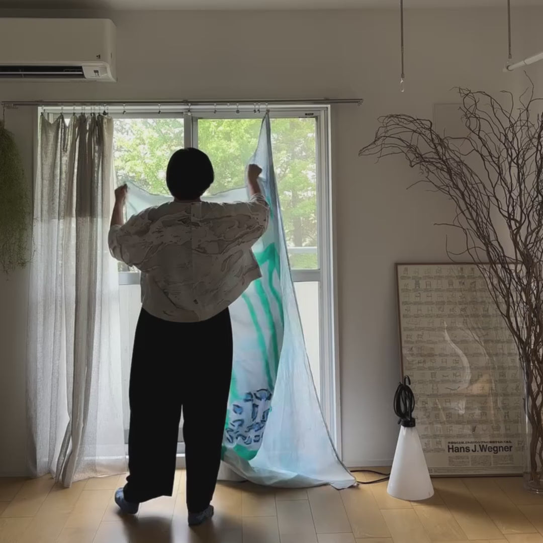 麻のマルチクロス | 部屋でくつろぐベンガル猫