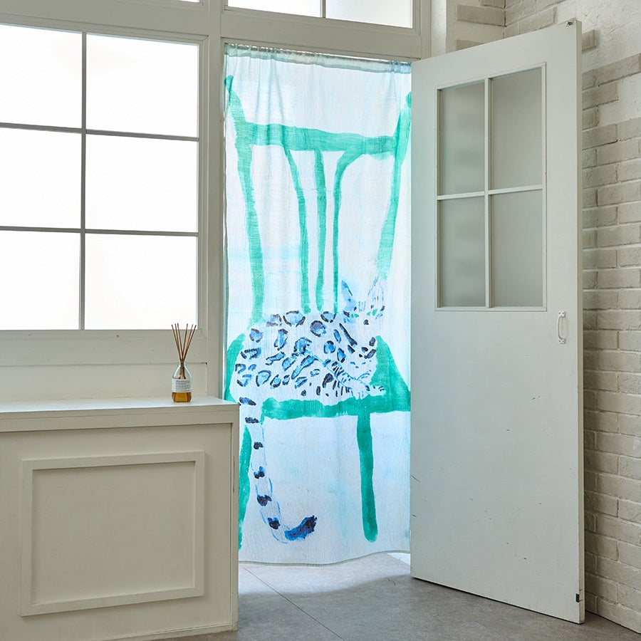 麻のマルチクロス | 間仕切り | カーテン | 部屋でくつろぐベンガル猫