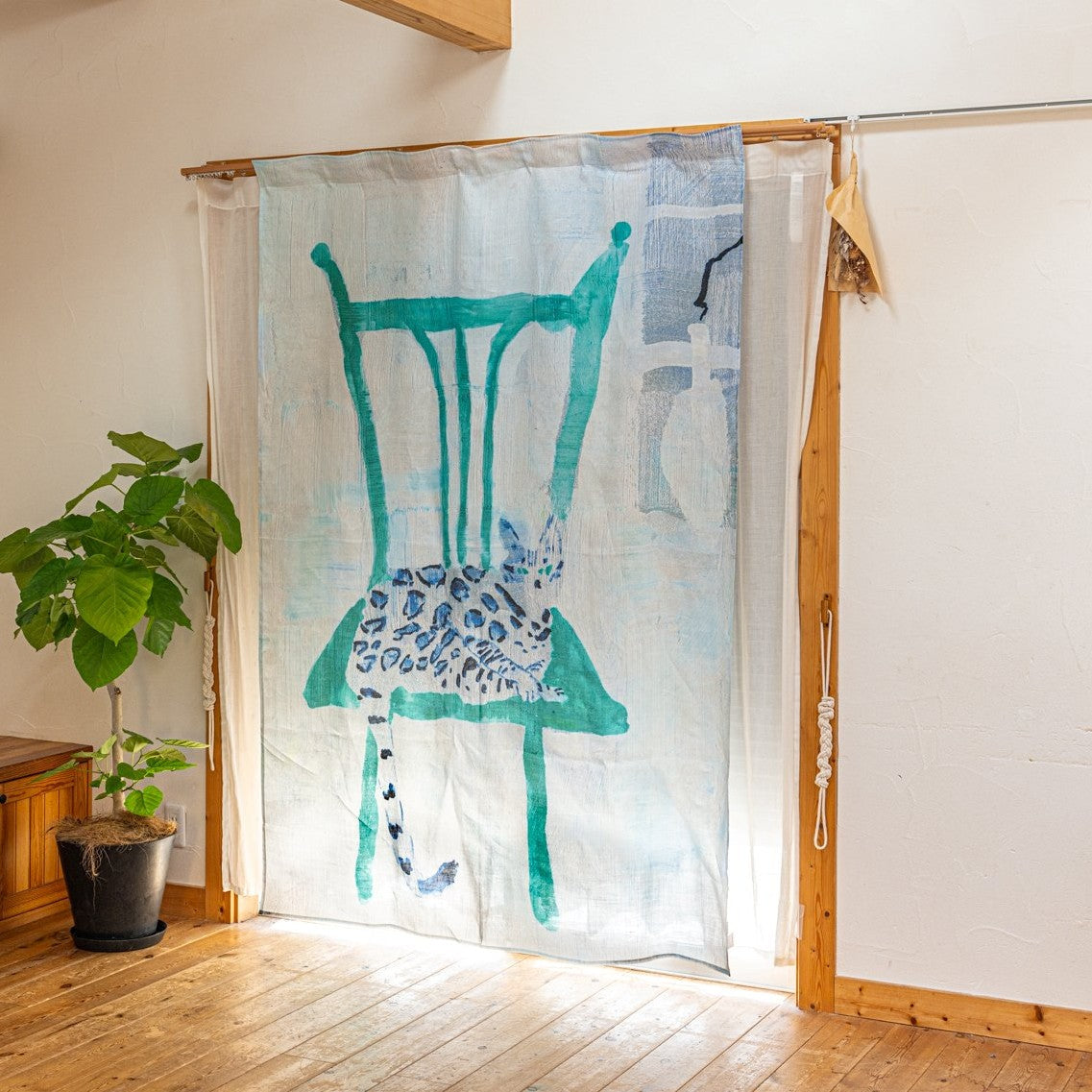 カーテン仕様マルチクロス 140×200cm | 部屋でくつろぐベンガル猫