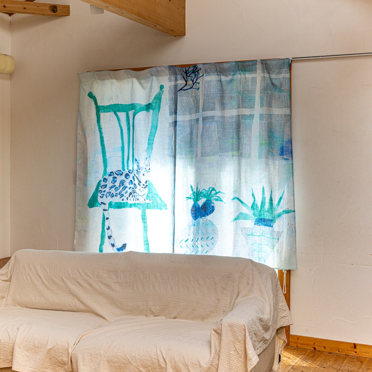 カーテン仕様マルチクロス 100×150cm | 2枚セット | 部屋でくつろぐベンガル猫