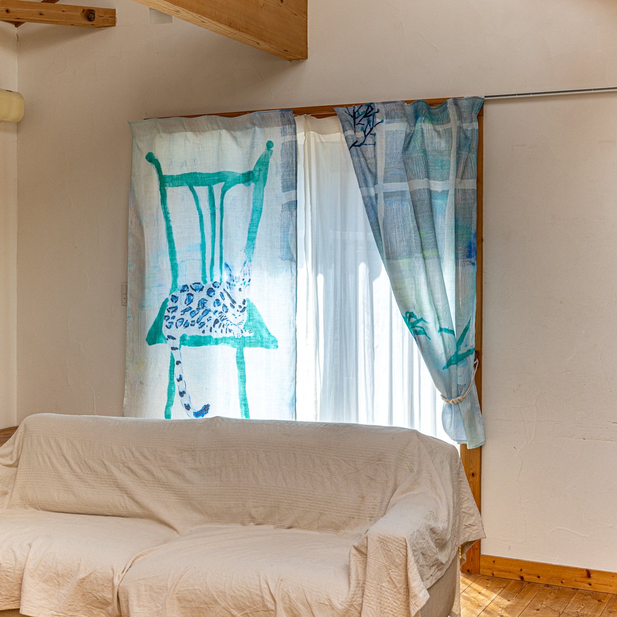 カーテン仕様マルチクロス 100×150cm | 2枚セット | 部屋でくつろぐベンガル猫