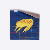 タオルハンカチ | チェックのブランケットの上の猫