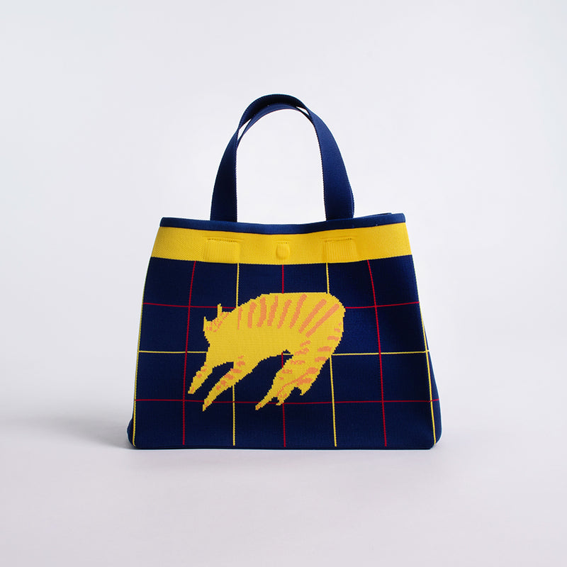 ニットバッグ | チェックのブランケットの上の猫