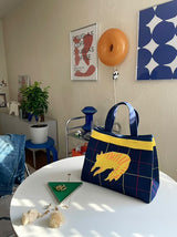 ニットバッグ | チェックのブランケットの上の猫