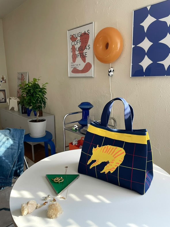 ニットバッグ | チェックのブランケットの上の猫