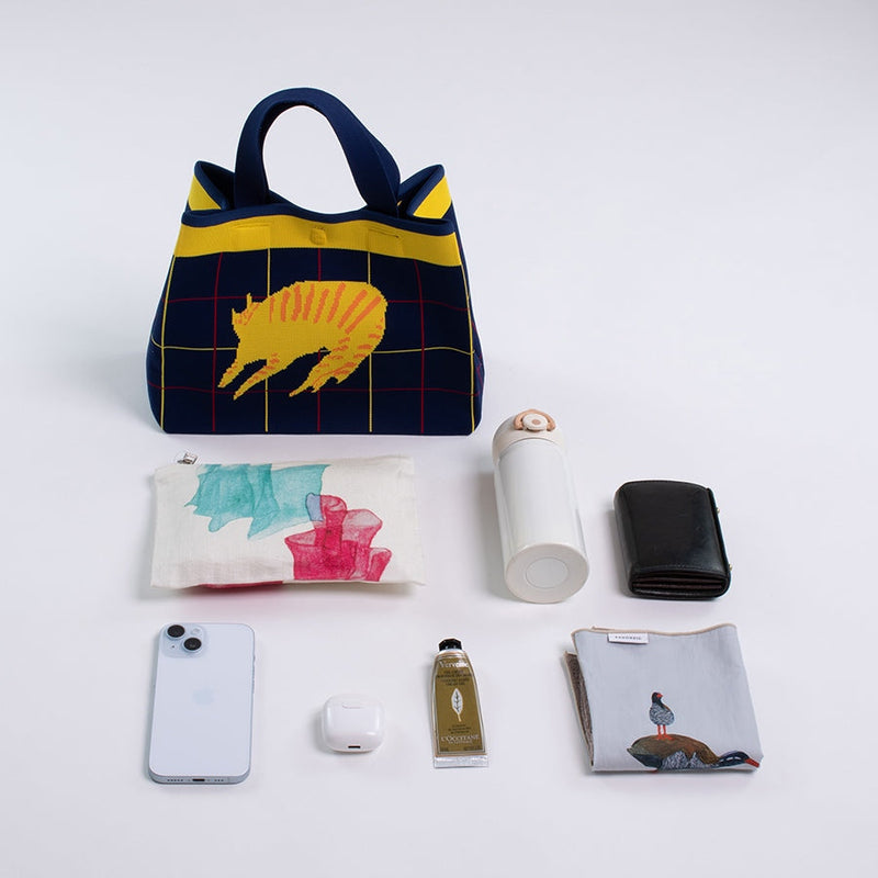 ニットバッグ | チェックのブランケットの上の猫