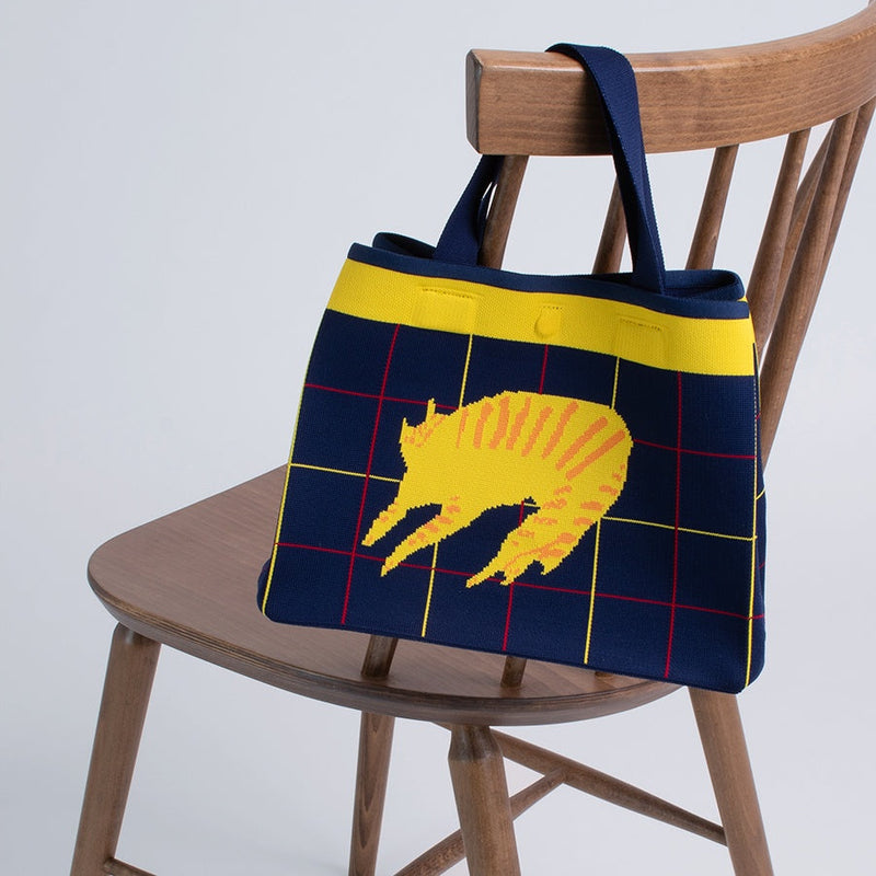 ニットバッグ | チェックのブランケットの上の猫