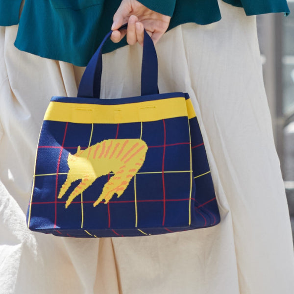 ニットバッグ | チェックのブランケットの上の猫